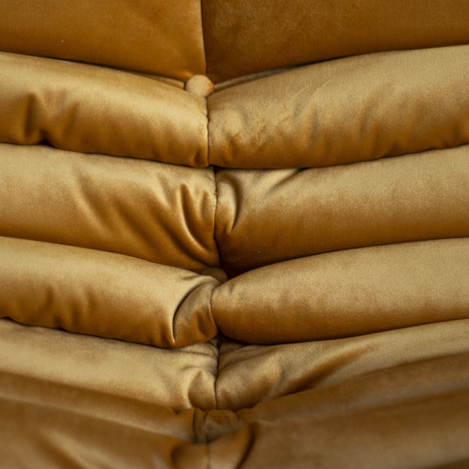 Togo vintage golden velvet, detal pikowanej tapicerki, Michel Ducaroy, Ligne Roset