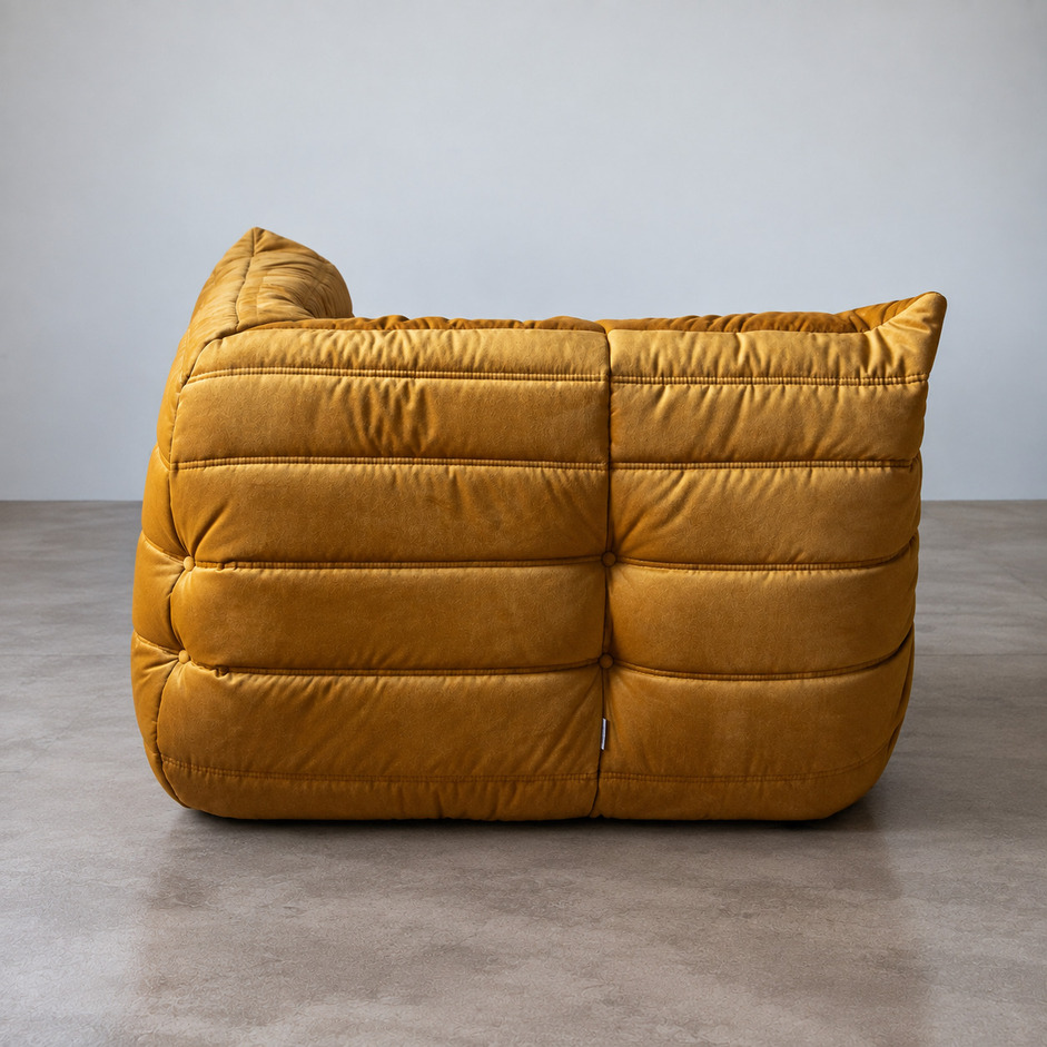 Tył narożnego modułu Togo vintage w złotym welurze z metką Ligne Roset, proj. Michel Ducaroy