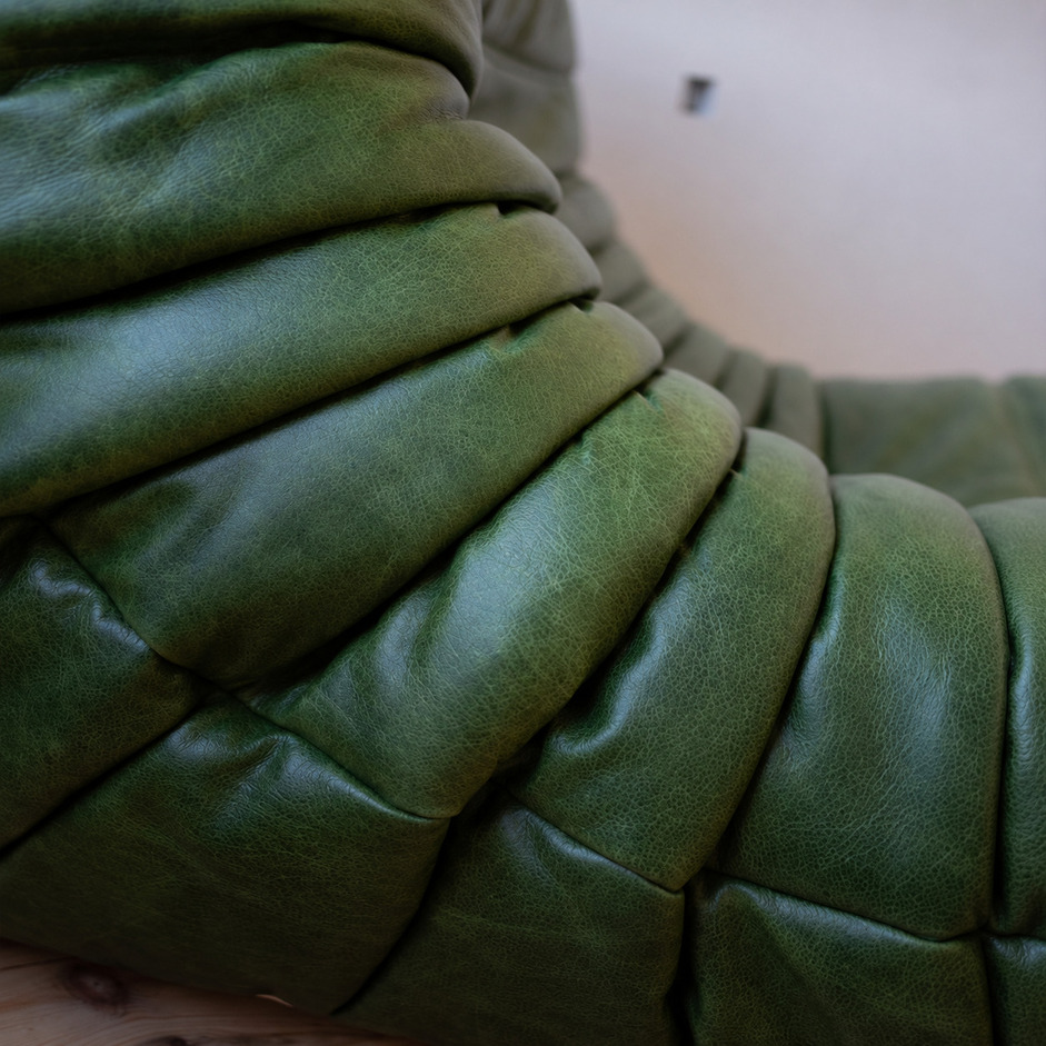 Togo sofa vintage green leather, detal pikowanej zielonej skóry, Michel Ducaroy dla Ligne Roset