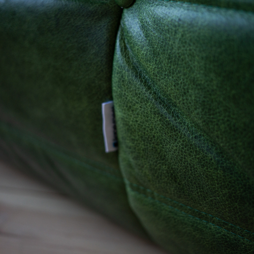 Togo vintage green leather, detal oryginalnego oznaczenia Ligne Roset na zielonej skórze