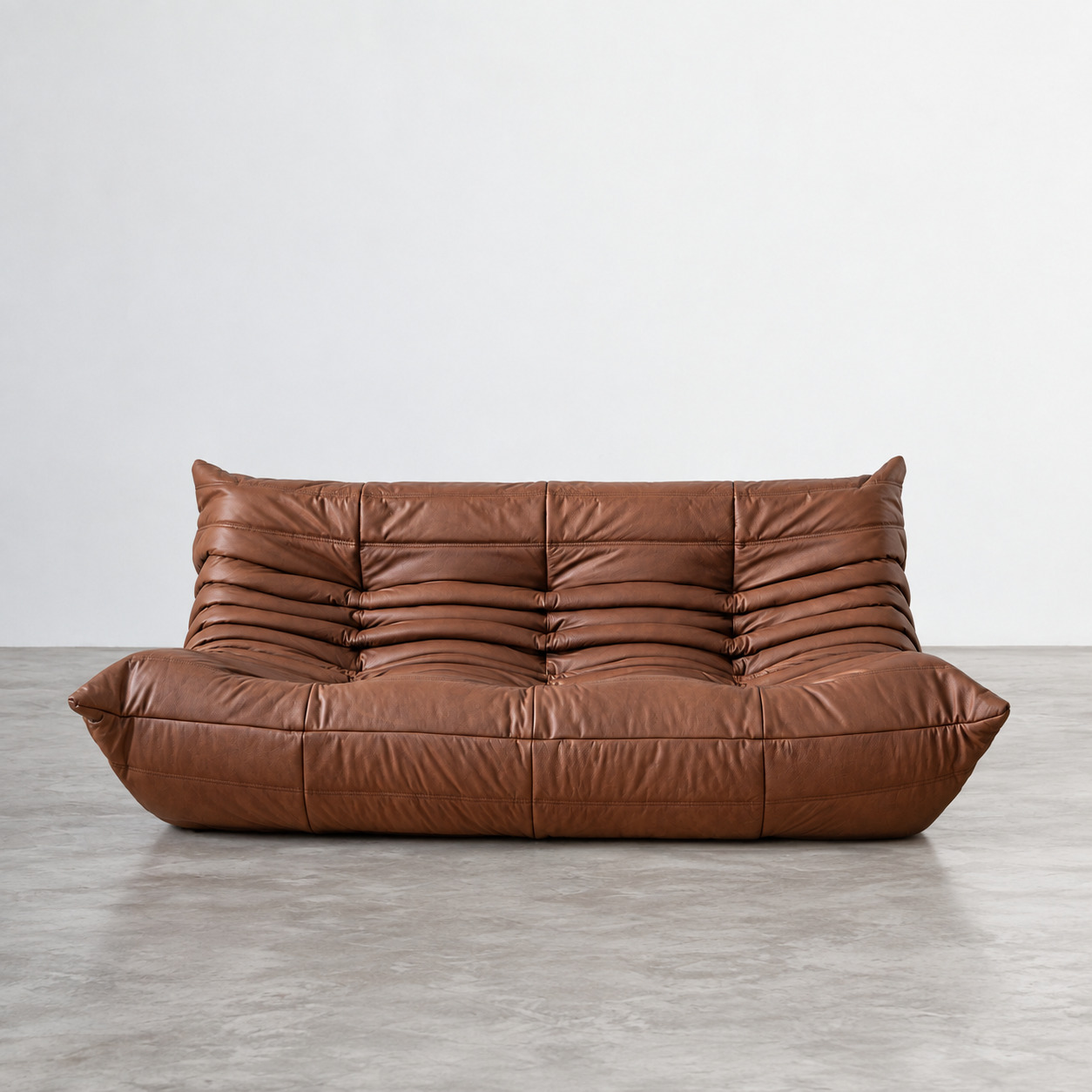 Brązowa skórzana sofa Togo 3-osobowa, frontalne ujęcie niskiego siedziska i szerokiego, pikowanego oparcia