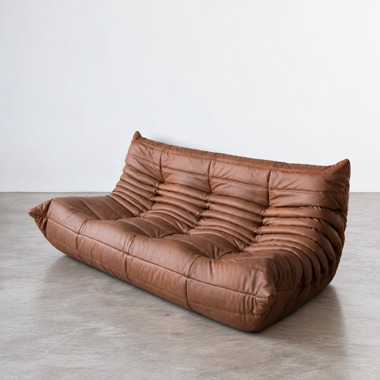 Togo vintage w brązowej skórze folk, 3-osobowa sofa w ujęciu bocznym z widocznym głębokim pikowaniem