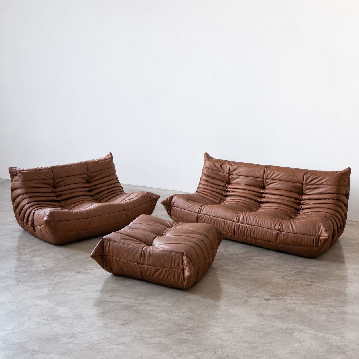 Zestaw Togo w brązowej skórze folk, sofa 3-osobowa, sofa 2-osobowa i puf, Michel Ducaroy, Ligne Roset