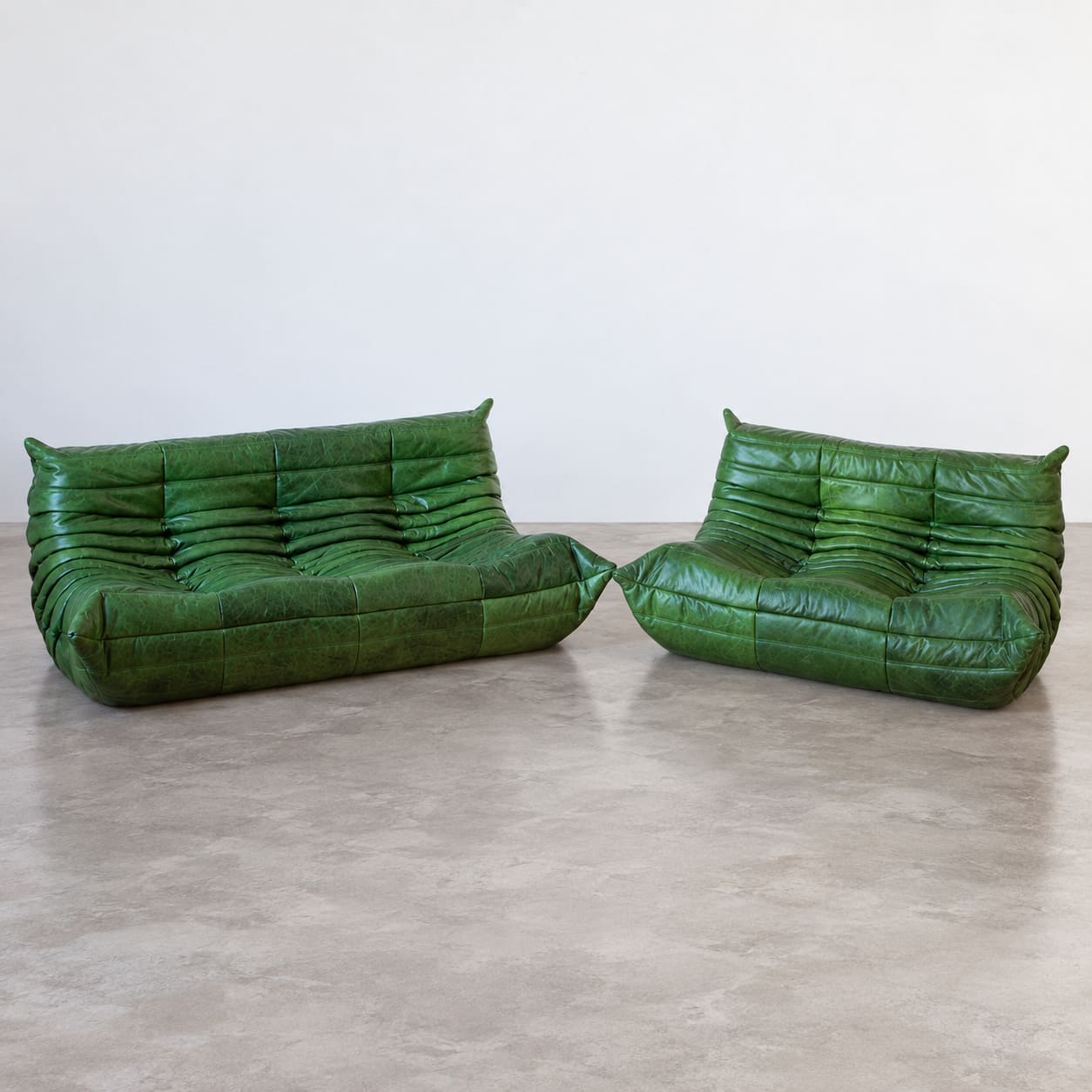 Zestaw Togo w zielonej skórze green dubai, sofa 3-osobowa i sofa 2-osobowa, widok z przodu