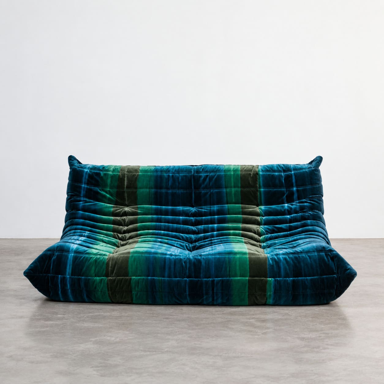 Togo vintage 3-osobowa w materiale velvet gradient dyeing blue, frontalne ujęcie niskiej bryły z szerokim pikowanym siedziskiem