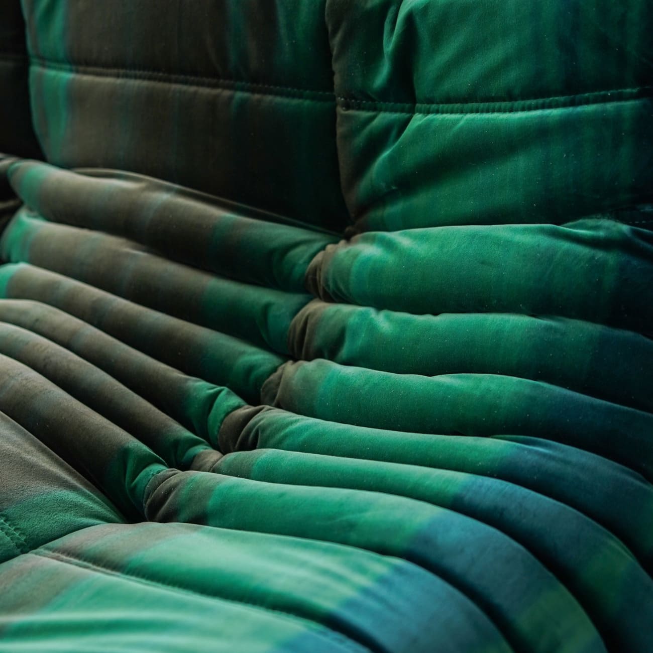 Detal velvet gradient dyeing blue na Togo, zbliżenie miękkich przejść między odcieniami niebieskiego i zieleni w głębokich fałdach