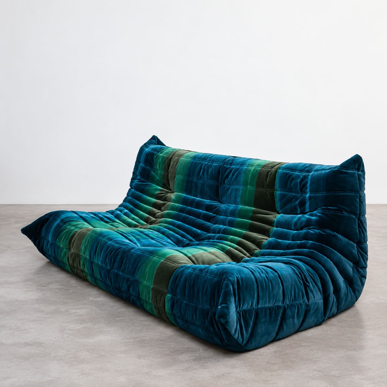 Sofa Togo 3-osobowa w velvet gradient dyeing blue, ujęcie z przodu pod kątem z widocznym głębokim siedziskiem i wysokim oparciem