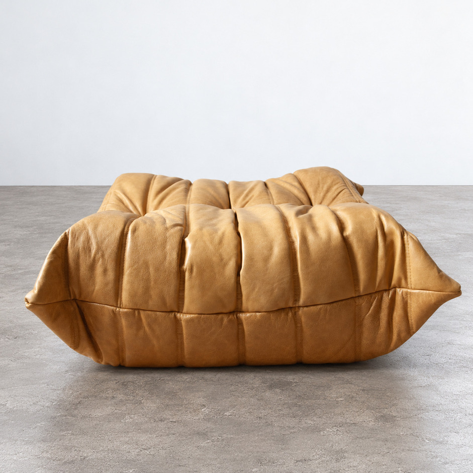 Pufa Togo vintage w skórze Brown Leather Camel o jasnobrązowym, karmelowym odcieniu, widok frontalny na głębokie pikowanie i marszczoną przednią część, proj. Michel Ducaroy, Ligne Roset.