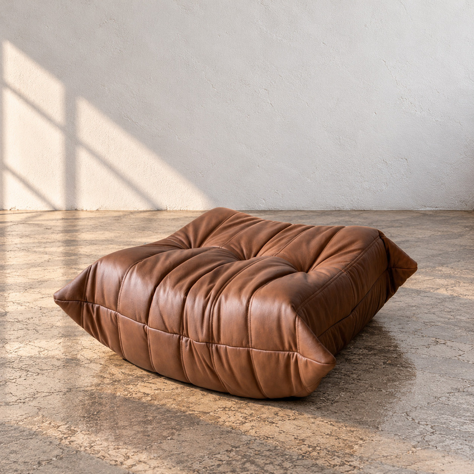 Pufa Togo vintage w brązowej skórze Brown Leather Folk, widok perspektywiczny na pikowane siedzisko i marszczone boki, proj. Michel Ducaroy, Ligne Roset.