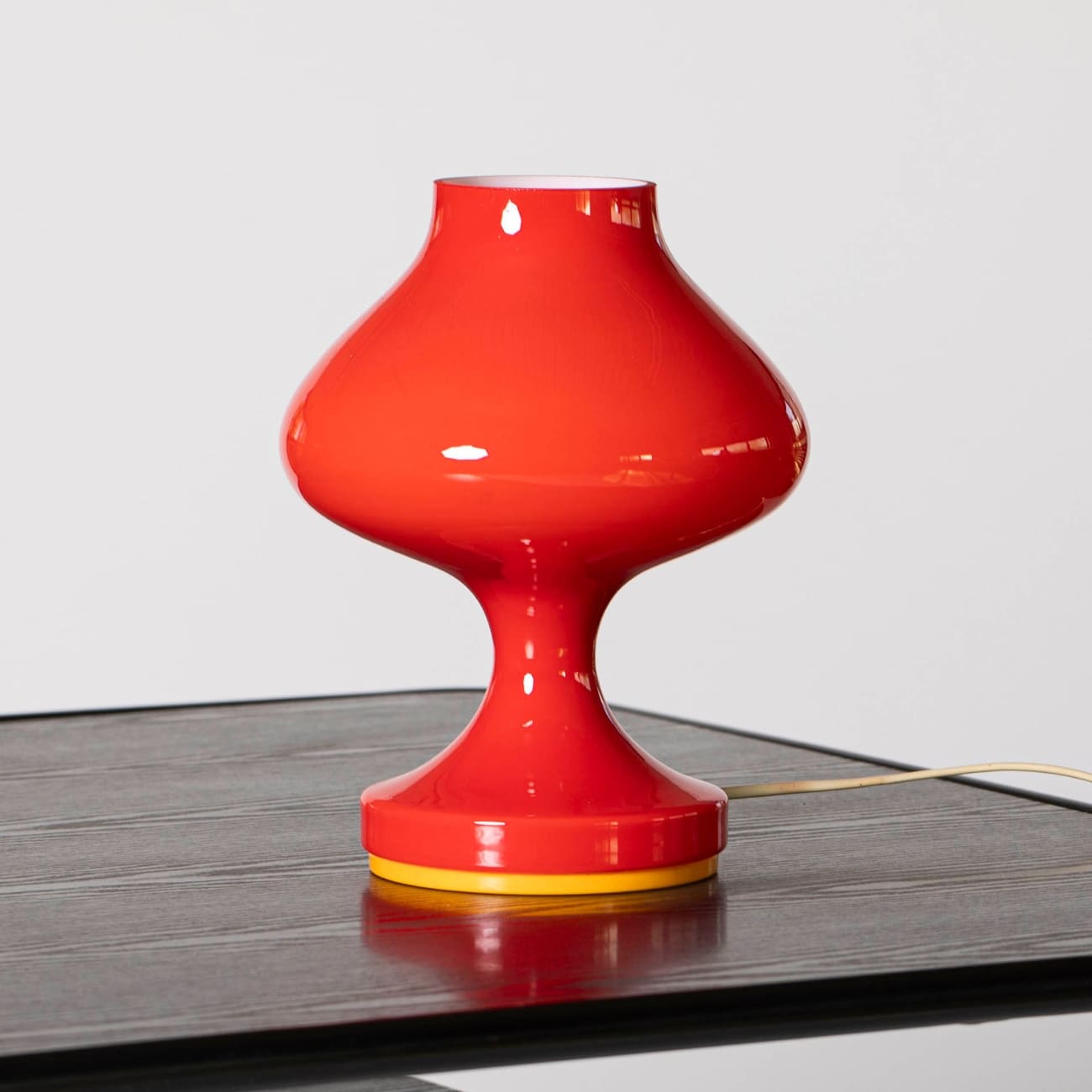 Czerwona szklana lampa stołowa projektu Štěpána Tabery dla OPP Jihlava, Czechosłowacja, lata 70.