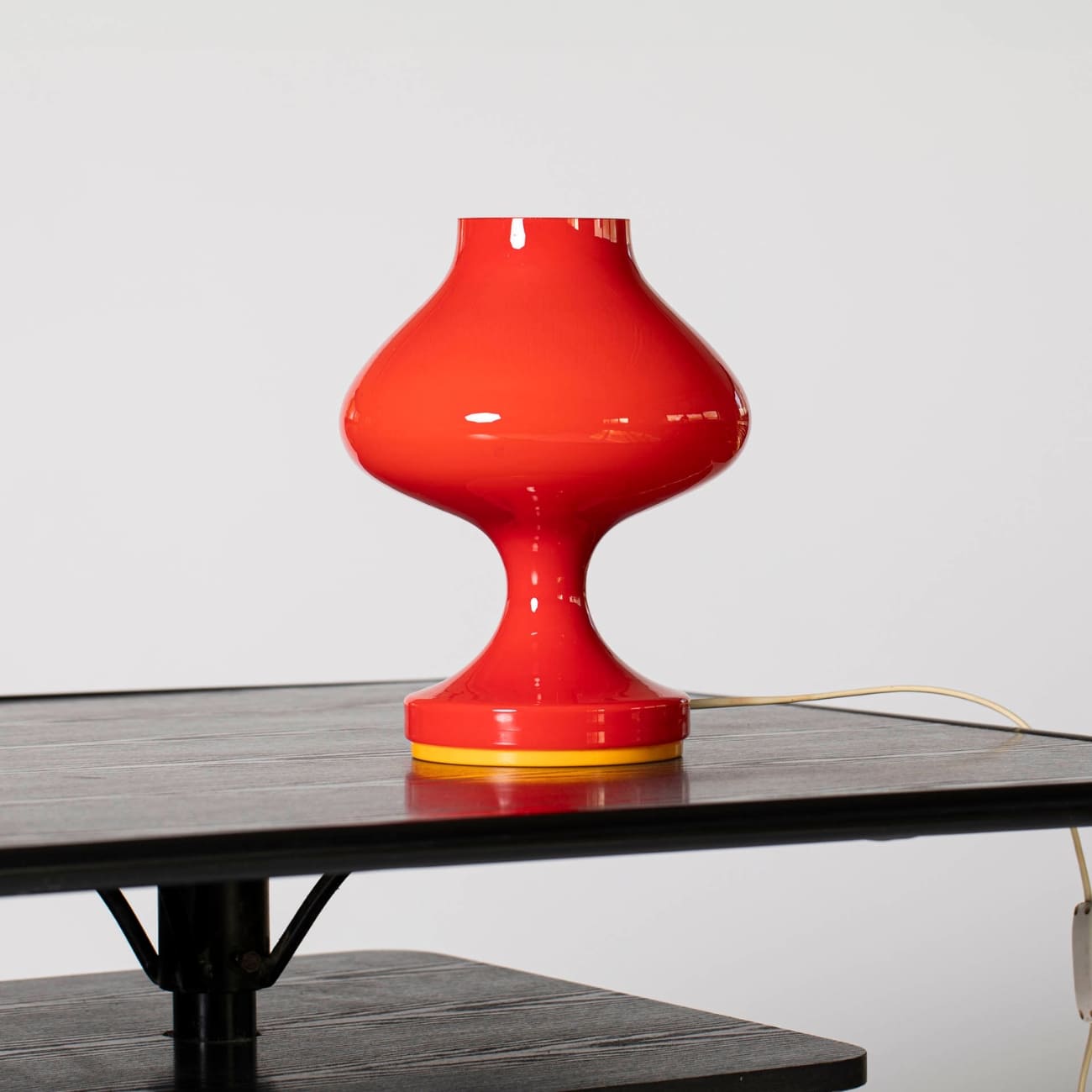 Czerwona szklana lampa stołowa Štěpána Tabery dla OPP Jihlava, Czechosłowacja, lata 70., widok frontalny.