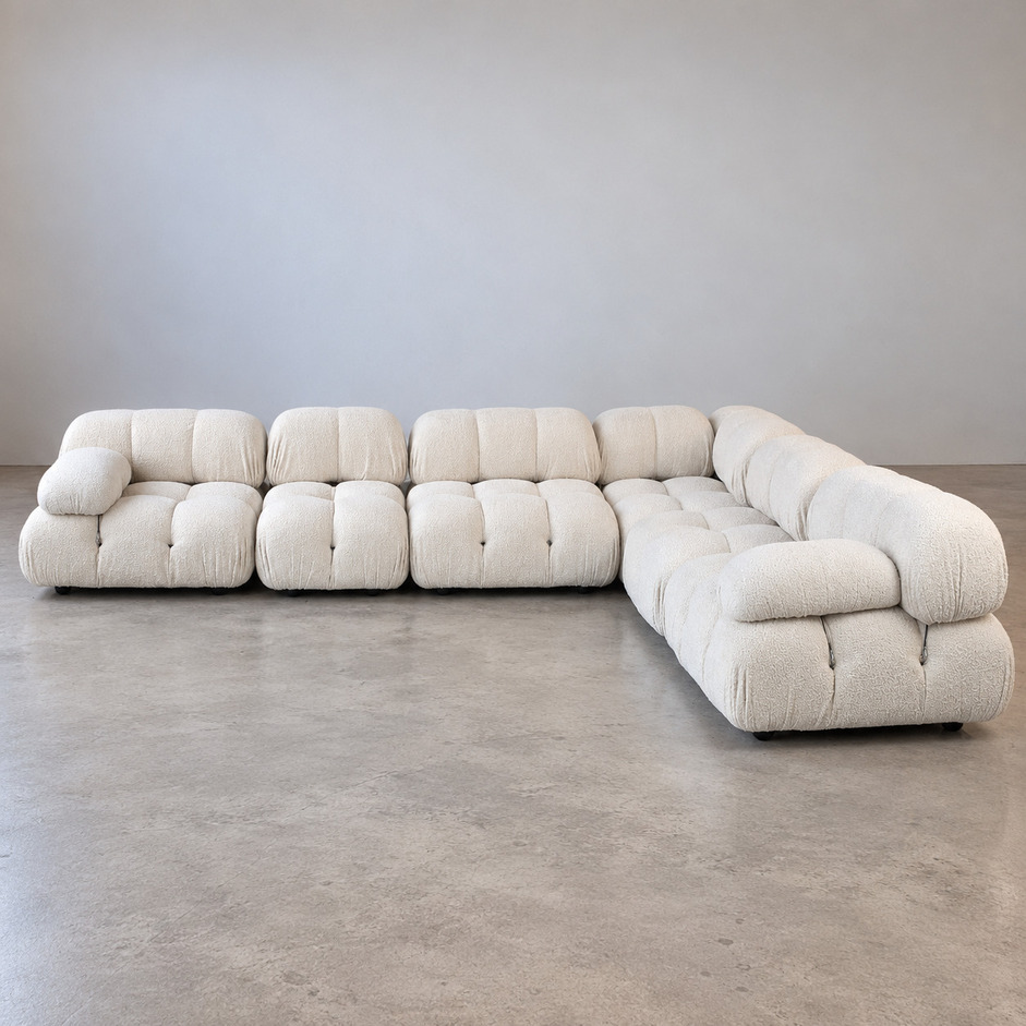 Sofa modułowa Camaleonda vintage w jasnej tkaninie bouclé, sześciomodułowy zestaw narożny w układzie L z pikowanymi siedziskami i zaokrąglonymi oparciami, proj. Mario Bellini, B&B Italia.