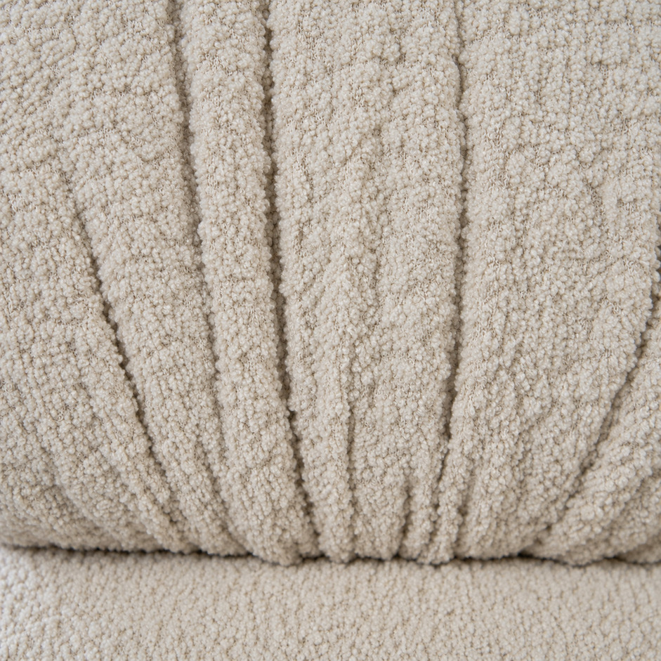 Sofa modułowa Camaleonda vintage, detal kremowej tkaniny bouclé z wyraźną pętelkową fakturą, pionowymi marszczeniami i przeszyciami tapicerki, proj. Mario Bellini, B&B Italia.