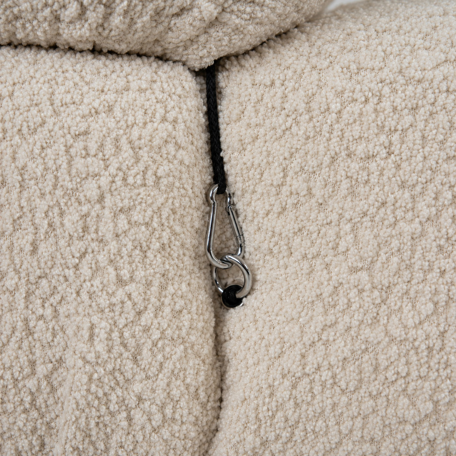 Sofa Camaleonda vintage w kremowej tkaninie bouclé, zbliżenie metalowego zaczepu i elementu mocowania modułów ukrytego między tapicerowanymi segmentami, proj. Mario Bellini, B&B Italia.