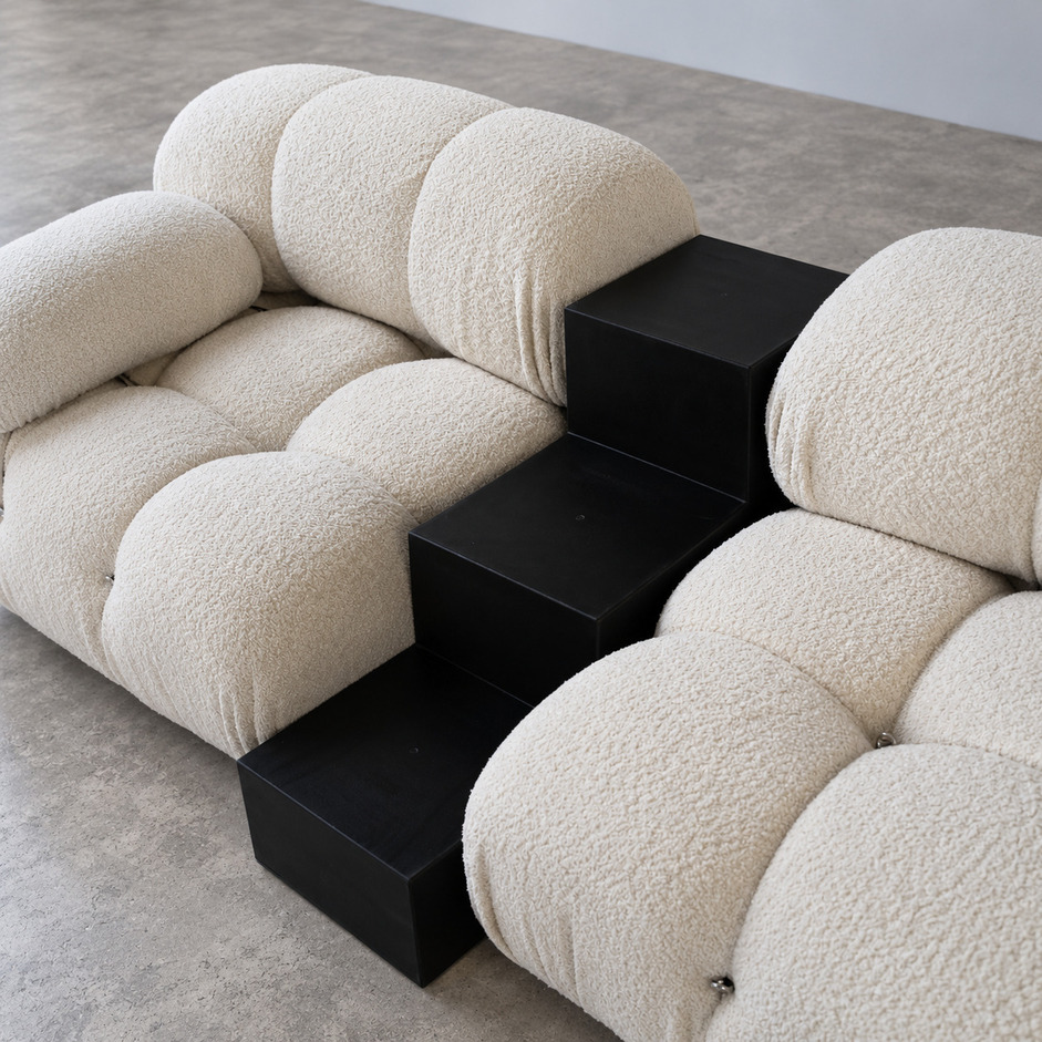 Sofa modułowa Camaleonda vintage w tkaninie bouclé, widok z góry na pikowane siedziska i czarne stoliki umieszczone pomiędzy modułami, proj. Mario Bellini, B&B Italia.