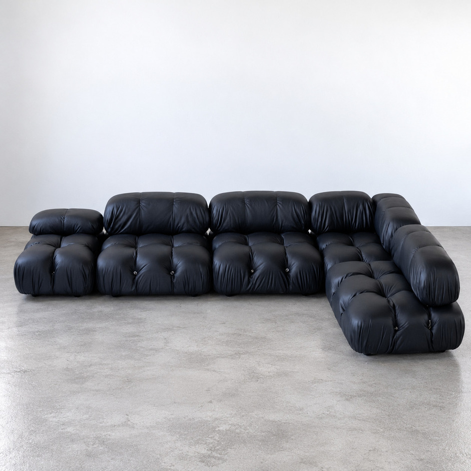 Sofa modułowa Camaleonda vintage w czarnej skórze, sześciomodułowa konfiguracja narożna z pikowanymi siedziskami i zaokrąglonymi oparciami, proj. Mario Bellini, B&B Italia.